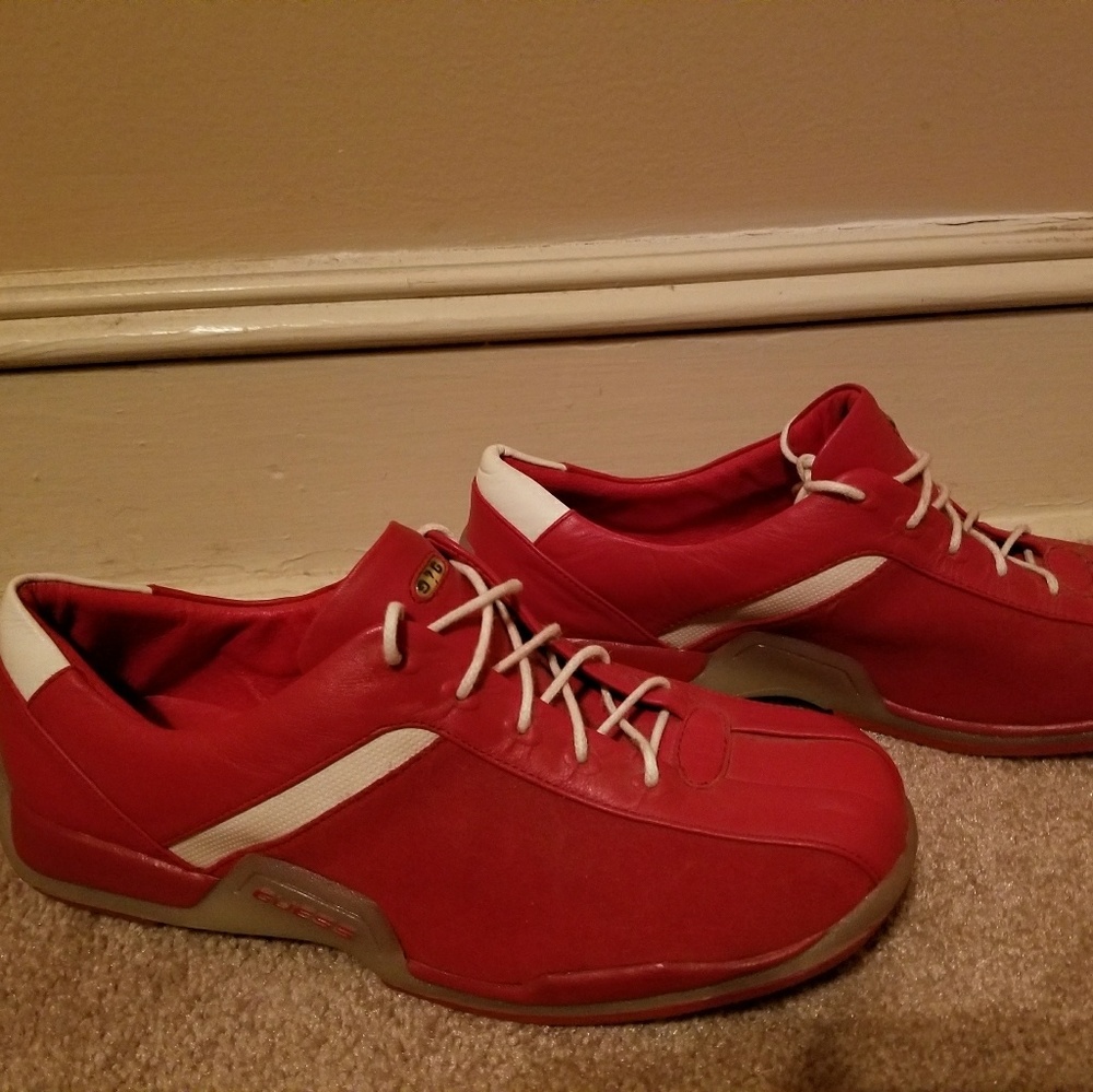 GUESS SNEAKERS. WOMENS SIZE 8 US. NEVER WORN